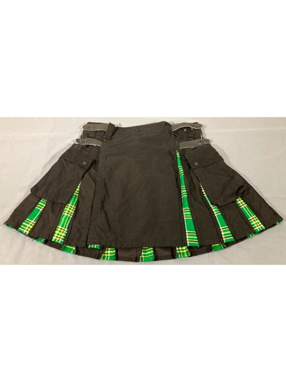 DSS KILTS Men's Black Utility Kilt Size 48 Green Tartan Pleats & Cargo Pockets